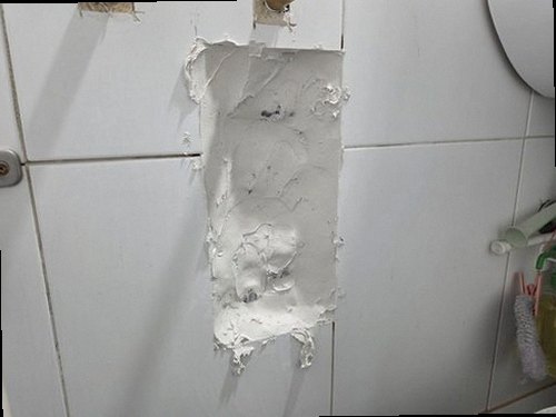 안성 누수탐지 아래층 거실 천장에 나타난 누수 흔적과 도장 들뜸