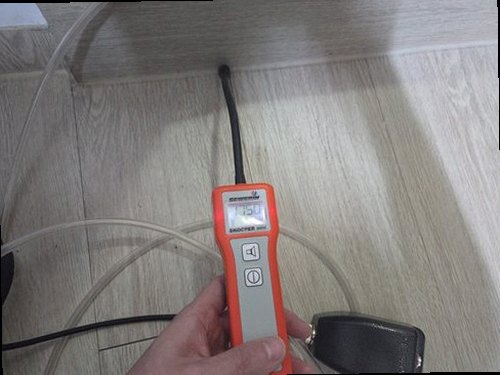 안성 누수탐지 안방 천장에 번진 누수 흔적과 벽지 들뜸