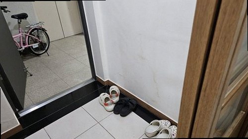 안성 누수탐지 계량기와 공압 측정기를 이용해 배관 상태를 확인하는 현장