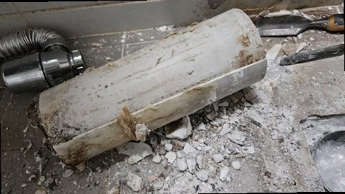 안성 누수탐지 천장과 벽면에 번진 누수 흔적을 확인하는 현장