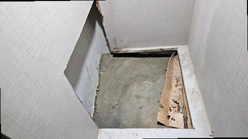 부산 중구 누수탐지 바닥 물자국과 장판 가장자리 상태를 확인하는 모습