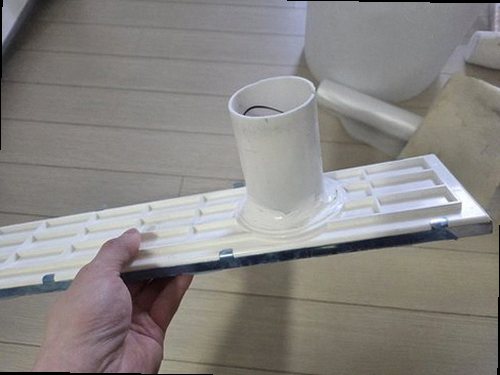금산군 누수탐지 수도계량기 별침과 잠금 밸브를 확인하는 모습