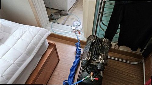 병점구 누수탐지 안방 천장 누수 흔적과 수분 측정기를 확인하는 현장