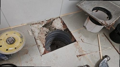 영종구 누수탐지 수도계량기 별침과 누수 피해 흔적을 확인하는 모습