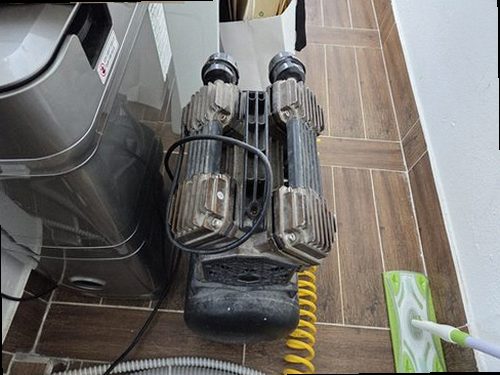 시흥 누수탐지 벽면과 천장에 나타난 누수 흔적을 확인하는 모습