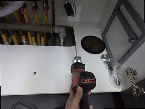 성북구 누수탐지 보일러와 난방 분배기 배관 상태를 점검하는 모습