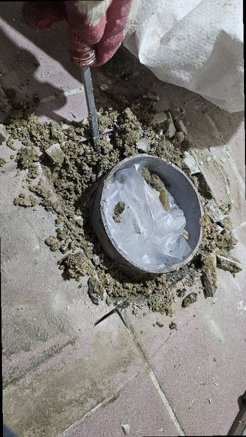 성북구 누수탐지 배관 보수 후 압력 게이지로 상태를 확인하는 모습