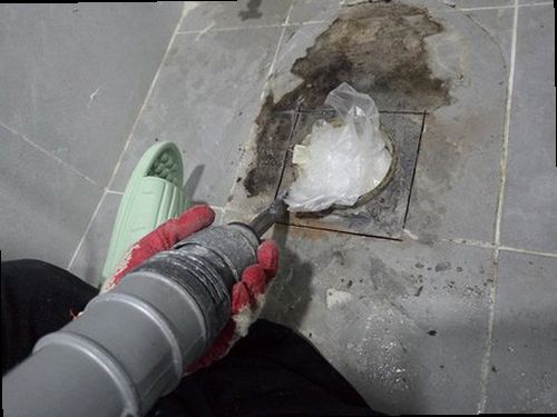 성북구 누수탐지 천장 얼룩과 벽면 수분을 확인하는 누수 점검 현장