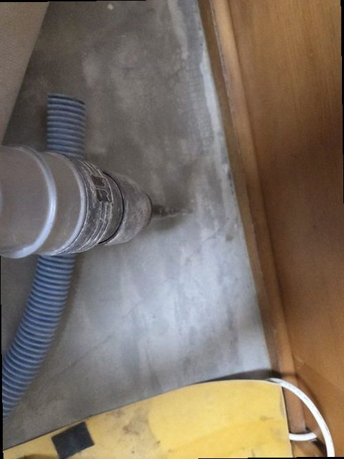 성북구 누수탐지 압력 게이지와 수분측정기로 배관 상태를 확인하는 모습