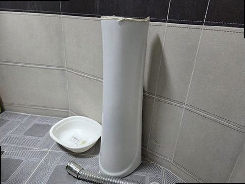 성북구 누수탐지 욕실 천장 물자국과 배관 누수 원인을 확인하는 모습