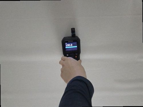 성북구 누수탐지 안방 천장에 번진 누수 얼룩과 벽지 변색 모습