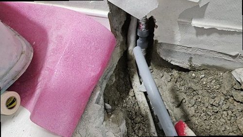 도봉구 누수탐지 수도계량기 별침과 보일러 배관을 점검하는 모습