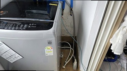 의정부 누수탐지 배수구 주변 균열과 줄눈 보강 작업을 점검하는 모습