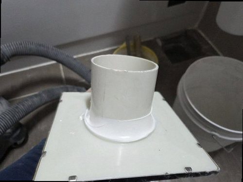 의정부 누수탐지 배관 보수 후 압력과 주변 마감 상태를 확인하는 모습