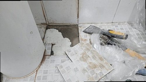 만안구 누수탐지 세면대 하부장 내부와 배관 연결부에 남은 물자국