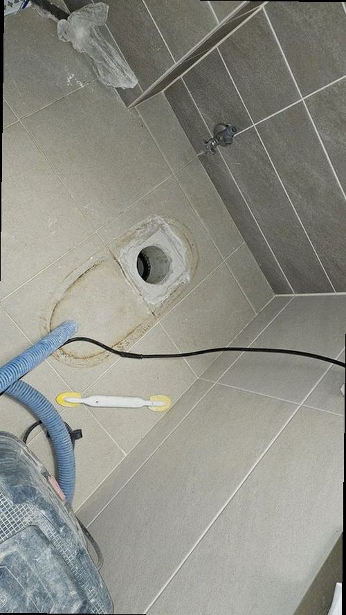 제물포구 누수탐지 누수 위치를 청음 장비로 확인하는 작업 모습