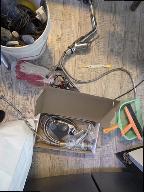제물포구 누수탐지 싱크대 하부장과 배관 연결부를 점검하는 모습