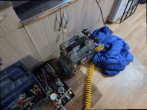 동래구 누수탐지 보일러 분배기와 압력 게이지를 점검하는 모습