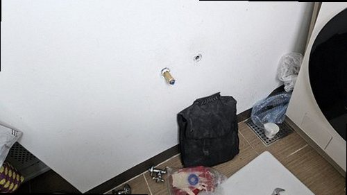 마포구 누수탐지 천장과 벽면에 나타난 누수 흔적을 확인하는 모습