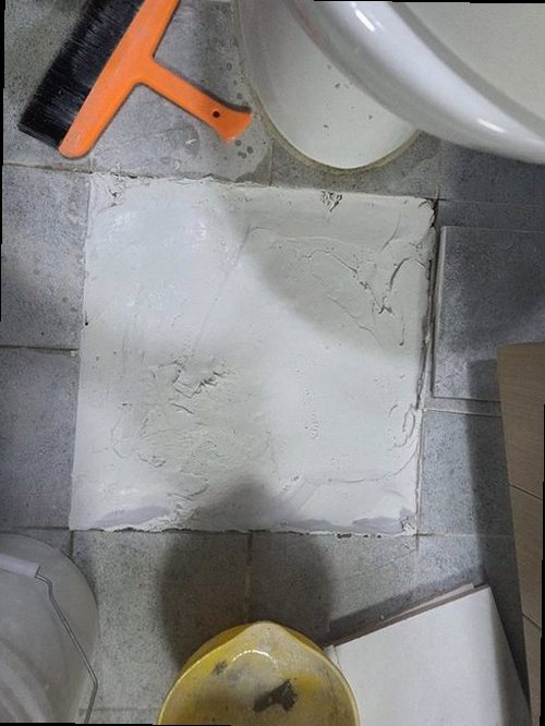 마포구 누수탐지 욕실 바닥과 아래층 천장의 누수 흔적을 확인하는 모습