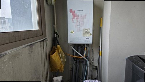 마포구 누수탐지 난방 분배기와 보일러 배관 연결부를 점검하는 모습