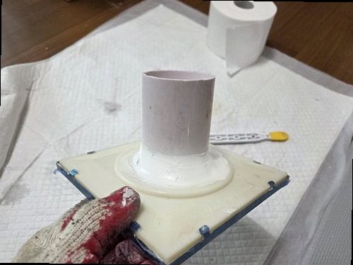 마포구 누수탐지 천장 누수 흔적과 벽지 변색을 확인하는 모습