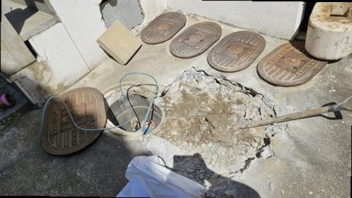 마포구 누수탐지 벽지와 천장에 번진 누수 흔적을 확인하는 모습