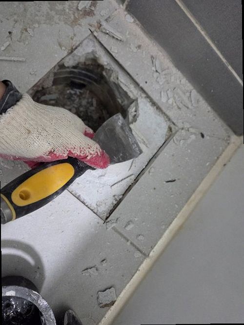 영등포구 누수탐지 아래층 욕실 천장에 발생한 누수 흔적과 점검 전 보양 상태