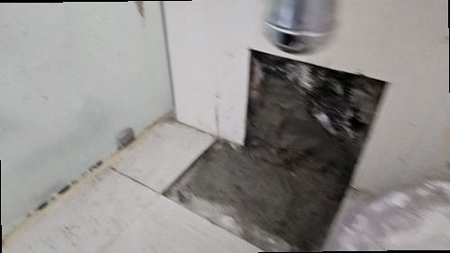 동작구 누수탐지 천장 누수 흔적과 배관 점검 위치를 비교하는 모습