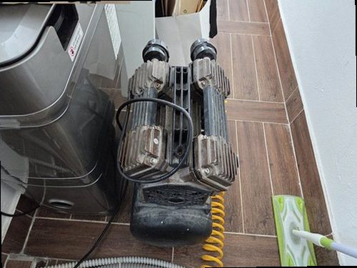 분당구 누수탐지 누수 현장에서 수도계량기와 보일러 배관을 점검하는 모습