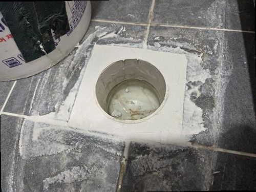 상록구 누수탐지 수도계량기 별침과 실내 누수 흔적을 확인하는 모습