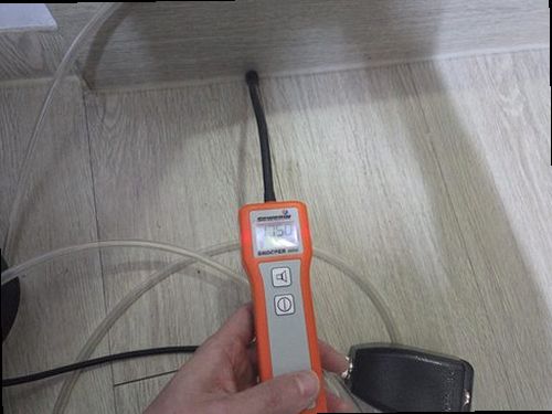 상록구 누수탐지 천장 얼룩과 벽면 습기를 확인하는 누수 점검 모습