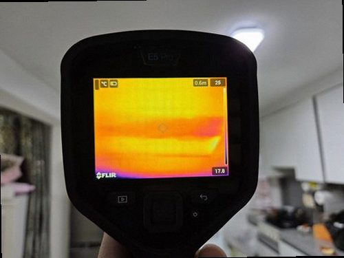 금정구 누수탐지 싱크대 하부 배관과 연결 부위의 누수 흔적 점검 장면