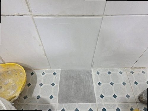부산 남구 누수탐지 베란다 벽면의 물자국과 창틀 주변 실리콘 상태를 확인하는 모습