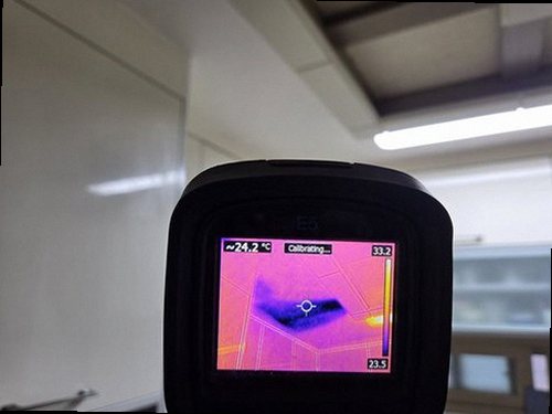 부산 남구 누수탐지 싱크대 하부장과 벽면의 누수 흔적을 확인하는 현장