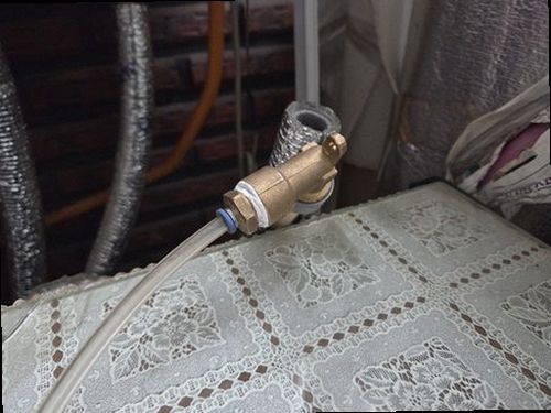 대전 서구 누수탐지 수도계량기 별침과 보일러 배관을 비교 점검하는 모습