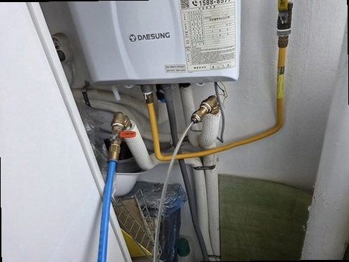 부산 서구 누수탐지 누수 보수 후 압력과 주변 마감 상태를 확인하는 모습