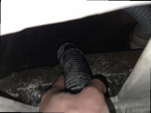 동탄구 누수탐지 싱크대 하부장과 벽지 물기 흔적을 확인하는 현장