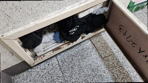 중랑구 누수탐지 천장 얼룩과 누수 피해 상태를 확인하는 모습