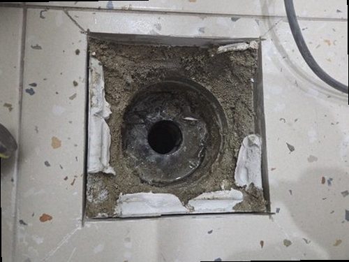 노원구 누수탐지 수도계량기 별침과 잠금 밸브를 확인하는 모습