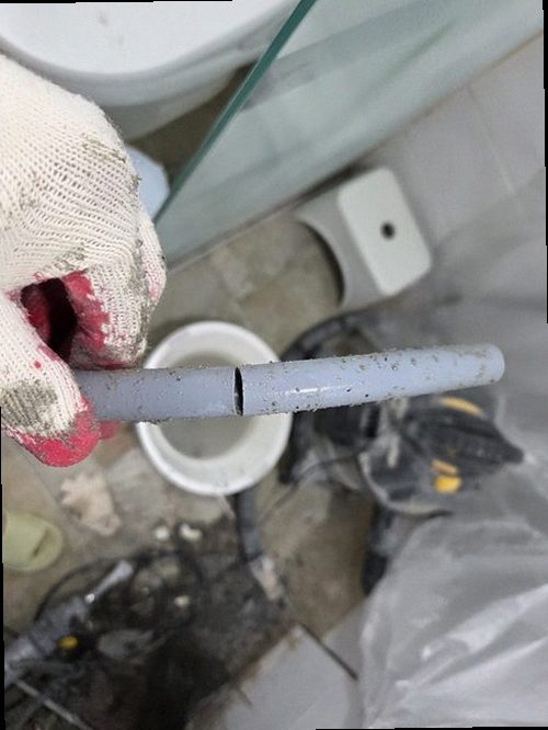 노원구 누수탐지 수도계량기와 실내 배관 구조를 확인하는 모습