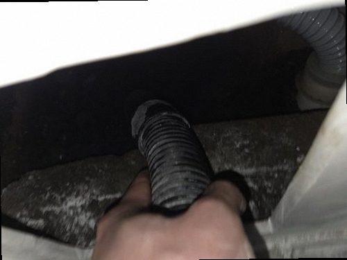 노원구 누수탐지 싱크대 하부장과 벽면의 누수 흔적을 확인하는 모습