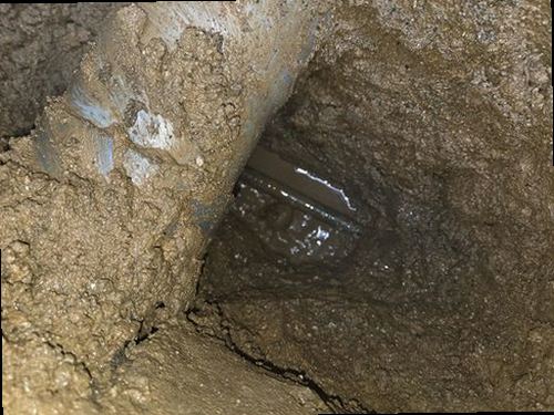 용산구 누수탐지 천장과 벽면에 나타난 누수 흔적을 확인하는 현장