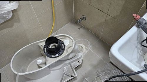 용산구 누수탐지 욕실 바닥과 천장 누수 흔적을 확인하는 모습