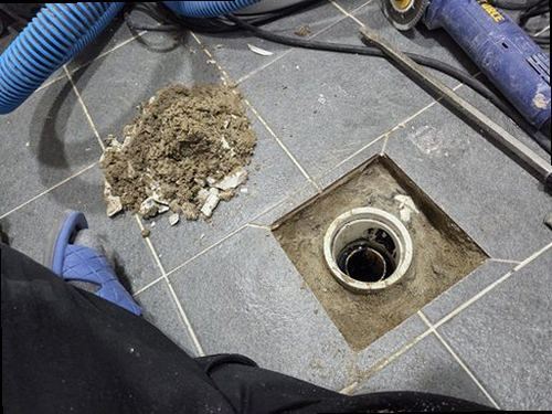 용산구 누수탐지 욕실 바닥과 아래층 천장 누수 흔적을 확인하는 현장