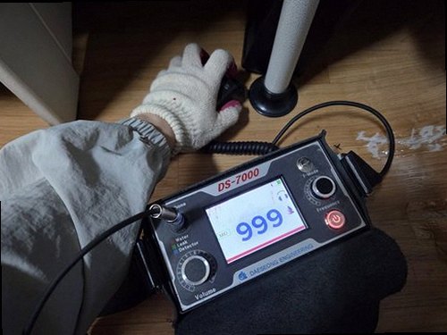 포천 누수탐지 수도계량기 별침과 공압 게이지를 비교 점검하는 장면
