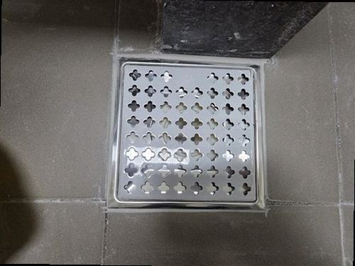 과천 누수탐지 욕실 천장 얼룩과 벽면 습기를 확인하는 현장