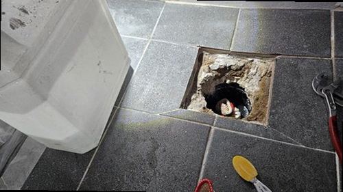 군포 누수탐지 압력 게이지와 청음 장비로 배관 상태를 확인하는 현장