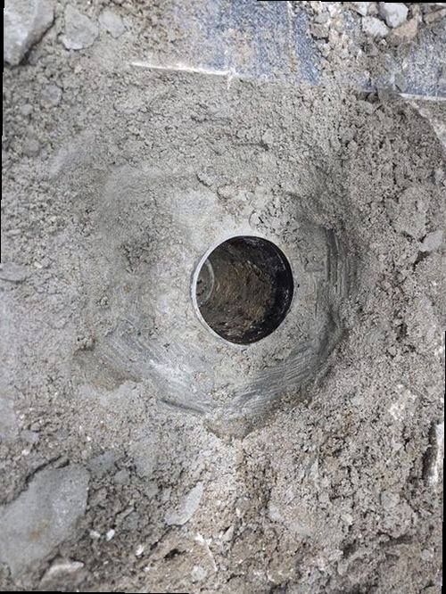 군포 누수탐지 수도계량기 별침과 벽면 얼룩을 확인하는 모습