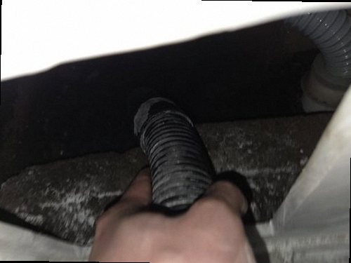 장안구 누수탐지 싱크대 하부장과 벽지 얼룩을 확인하는 현장 점검 모습
